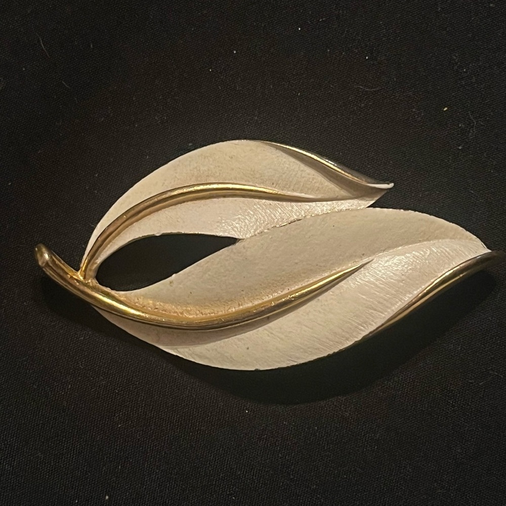 Vintage Sarah Coventry Leaf Brooch “Pearlized Perfection” 1960s